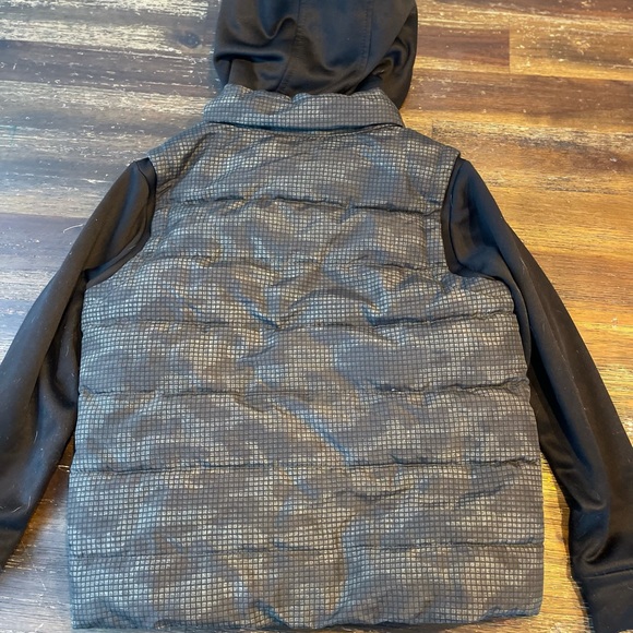 Old Navy puffer jacket with lightweight sleeves - Picture 2 of 3